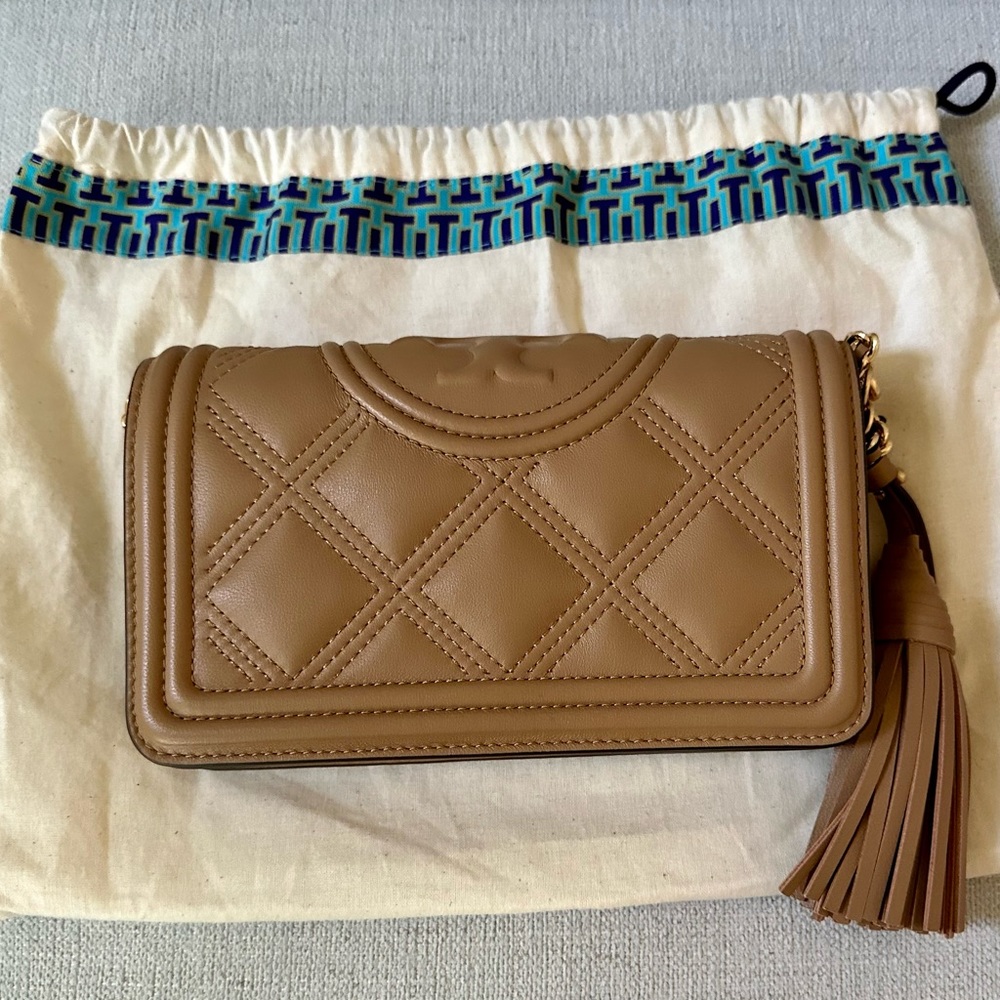 TORY BURCH Small shoulder bag with gold chain strap and tassel. BRAND NEW in bag